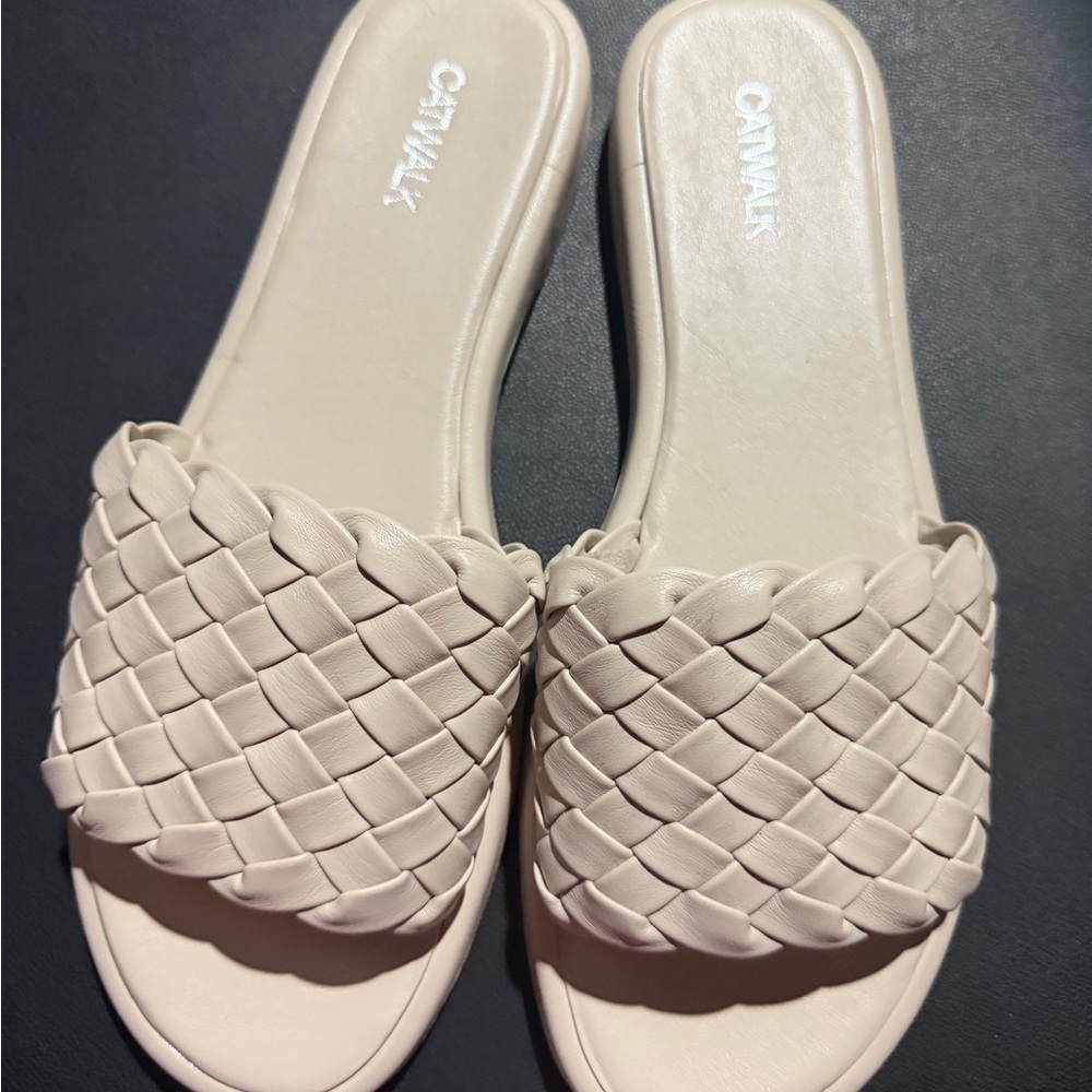 Women’s Braided Slide Sandals in Light Beige Catwalk size 10
Women new 🆕